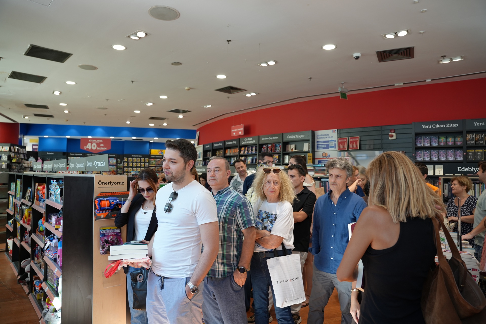 Kanyon D&R’daki Amerika’da İz Bırakan Türkler imza etkinliğine katılan okurlar